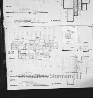Schulzentrum mit Hauptschule, Realschule und Oberschule [später Gemeinschaftsschule Sönke-Nissen-Schule und Gymnasium Glinde]: Oher Weg: Grundriss des Schul- und Sportbereichs mit Schnitten