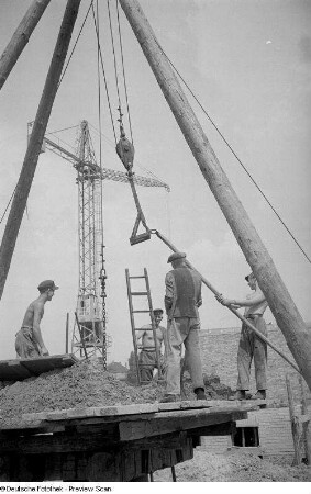 Baustelle mit Hebevorrichtung und Kran