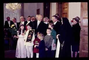 Kanzler m. Waisenkindern 5.1.63.