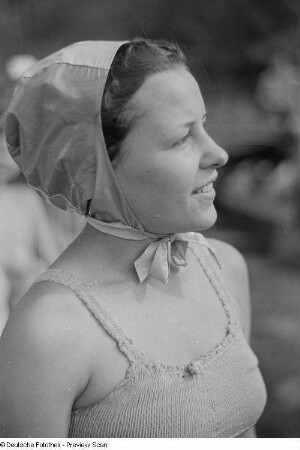 Portrait eines Mädchens in Badebekleidung, Bad Süd-Ost in der Oststraße