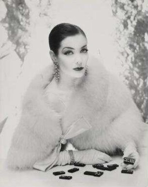 Ohne Titel (Modeaufnahme mit Brigitte Newiger-Lasky). Mrs. Melvin J. Lasky in einem Weißfuchs - Cape von Flicht, in Berlin