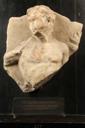 Reliefbruchstück. Bekränzter Mann