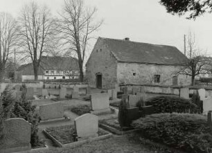 Milkel, Friedhofskapelle : Milkel-Teicha (Kreis Bautzen), Kirchhof, Blick zu Gehöft, Nummer 40 und Scheune