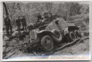 General Antonescu besichtigt einen zerstörten sowjetischen Panzerwagen
