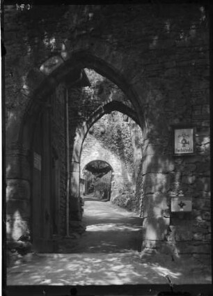 Baden-Baden Altes Schloss - Schloss Hohenbaden Ansicht Haupttor (circa 14. Jahrhundert) dahiner Haupttor II und südlich das romanische Tor