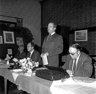 Kreisjägerschaft Stormarn e.V.: Rohlfshagen/Kupfermühle: Gastwirtschaft "Kupfermühle": Saal: Mitgliederversammlung: Podium mit Gremienmitgliedern: Rede des Kreisjägerschaftsvorsitzenden Hans Bünning