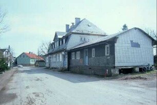 Gesamtansicht des Bahnhofgebäudes mit Güterschuppen; Straßenseite