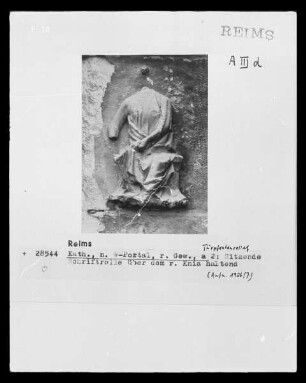 Nördliches Westportal — Südlicher Türpfosten — Sitzende Figur, a 2