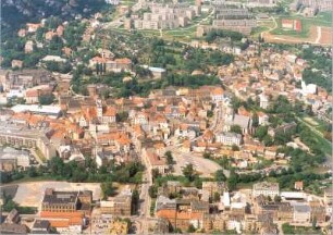 Döbeln. Stadtzentrum mit Neuem Rathaus und Nikolaikirche. Luftbild-Schrägaufnahme von Südsüdost