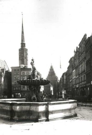 Neiße, Ring : Neiße (Nysa/Polen). Ring über den Tritonenbrunnen nach Nordosten zum Rathausturm und zur Pfarrkirche St. Jakobi