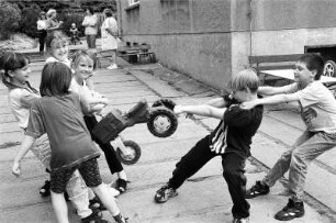 201. Kindergarten. Zank um einen Tret-Traktor