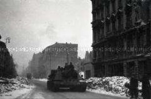 Sowjetischer Panzer in einer Warschauer Straße