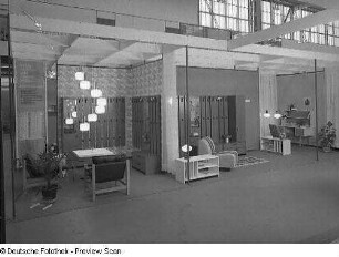 Ausstellungskojen mit Kleinmöbeln verschiedener Hersteller
