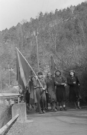Mitglieder der FDJ während einer Osterfahrt nach Bad Schandau : Wandergruppe