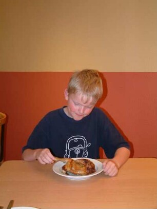 Junge mit Brathähnchen
