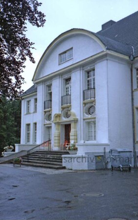 Schulenburg: Gut: ehemaliges Herrenhaus: Eingangsfront: Teilansicht: Mittelrisalit mit Rundgiebel, Freitreppe und Portal