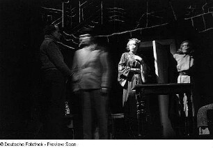 Szenenbilder aus dem Drama "Die Illegalen" von Günther Weisenborn am Hebbel-Theater Berlin