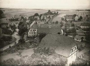 Seifersbach nördlich Sachsenburg. Dorfmitte gegen Westen vom Kirchturm