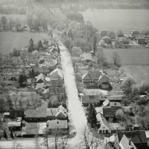 Ortsteilansicht (vor der Devastierung 1995) von der Kreuzung Wolkenberger Straße/Neupetershainer Straße entlang der Dorfstraße mit Konsum und Schule gegen sog. Siedlung