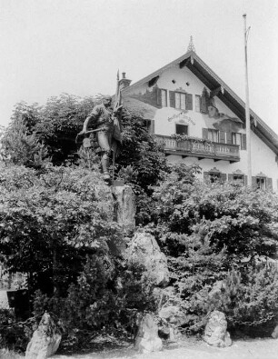 Schmied-von-Kochel-Denkmal und Gasthof zur Post