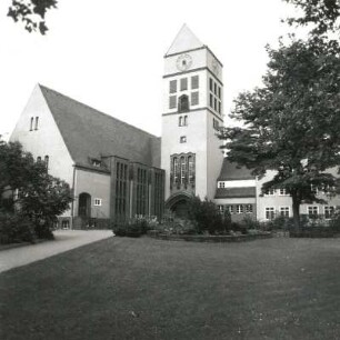 Dresden-Trachau, Kopernikusstraße 40. Apostelkirche (1927/1928; O. Hempel). Ansicht über Grünanlage von Südwesten