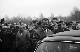 Berlin: Willy Brandt verlässt die Kundgebung