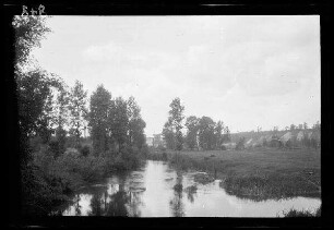 Bei Origny (?) (=Origny-Sainte-Benoite, Dep. Aisne, Frankreich): Mouzon (Dep. Ardennes, Frankreich): Uferpartie eines fließenden Gewässers