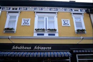 Geschäftshaus in der Marktstraße mit Stuckfries und -medaillons