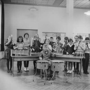 Deutschland. Kindergruppe beim Musizieren auf Instrumenten