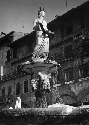 Brunnen der "Madonna di Verona" : Verona, Piazza delle Erbe. Brunnen der "Madonna di Verona" (1386). Brunnenstock