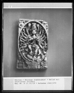 Relief mit asiatischer Gottheit