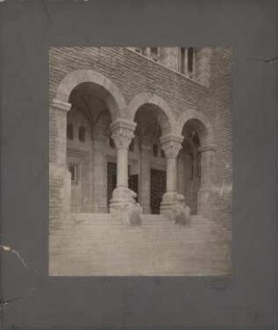 Landgericht III, Berlin-Charlottenburg: Portal Herschelstraße