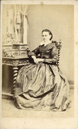 Foto einer sitzenden Dame