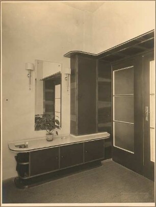 Landhaus Dr. Schneider Inneneinrichtung: Diele mit Garderobenschrank und Spiegel