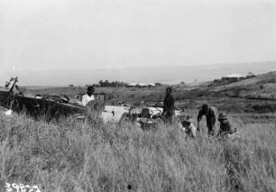 Halt in der Landschaft : Expeditionsmitglieder beim Halt in der Landschaft. Im Hintergrund Häuser