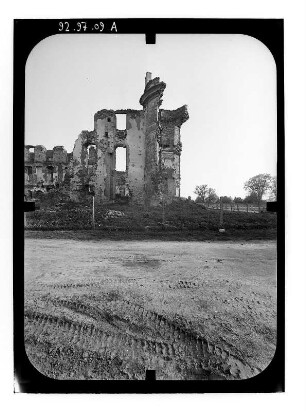 Dargun. Schloßruine (Zerstörung 1945). Teilansicht mit Eckturm von Norden