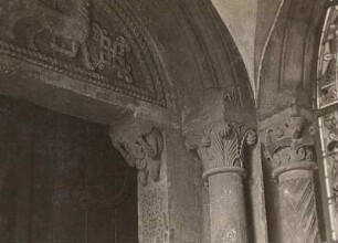 Wechselburg. Schlosskapelle, Eingangshalle, Kapitelle der rechten Pforte