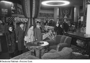 Besucher vor einem Messestand mit Möbeln in der Messehalle des Ausstellungslandes Bulgarien