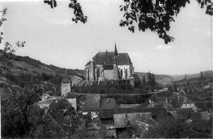 Birthelm (Biertan): Blick auf die Kirchenburg, mit Vordergrund