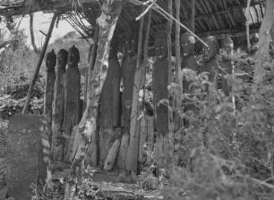 Holzfiguren eines Denkmals : Holzfiguren eines Denkmals der Konso