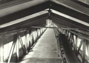 Hirschfelde, Kohlenwerk : Hirschfelde, Großkraftwerk und Kohlenwerk. Kohlenwerk. Brikettfabrik. Schrägförderbrücke, Förderband mit Magnetabstreifer (zur Aussortierung von Metallteilen)