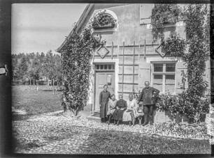 Füssen, Gruppe von 5 Leuten vor Haus