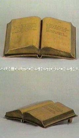 Tischzier in Form eines aufgeschlagenen Buches, mit Zitat von Wilhelm Pieck