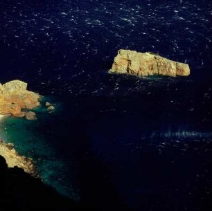 Amorgos. Unter der südlichen Steilküste. Meltémi-Sturm und Fallböen ("die Rosse Poseidons")
