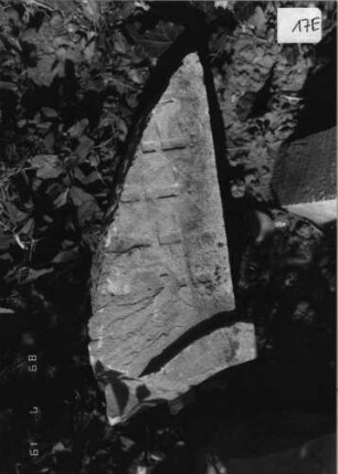 Grabstein 17 (Index: 99796297) Material: Sandstein Zustand: gut Maße HxBxT: 0x0x0 cm Beschreibung: Stele, Konvexbogenabschluß: Grabstein 17E