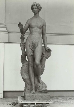 Amphitrite : Tonmodell für Sandsteinkopie für Attikafiguren vom Mittelbau des Corps de logis der Humboldt-Universität zu Berlin