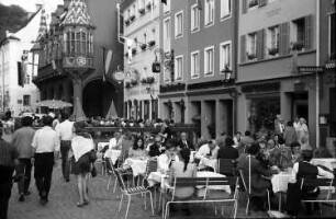 Freiburg: Münsterplatz; Tische und Gäste auf dem Münsterplatz