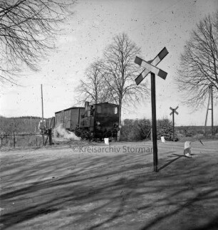 Güterzug bei einem Bahnübergang