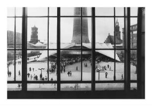 Blick vom Bahnhof Alexanderplatz auf das Rote Rathaus, den Fernsehturm und die Marienkirche, Berlin-Mitte