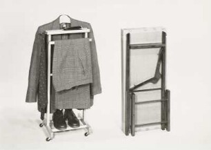 Kleiderständer (sog. Stummer Diener) mit Hosenpresse : Zwei Kleiderständer (sog. Stumme Diener) (1981)